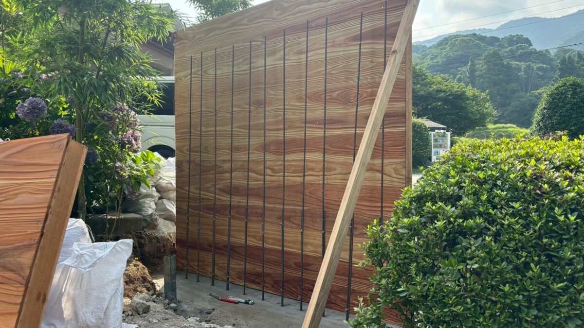 型枠パネルを仮建てし、鉄筋を組み立てます。